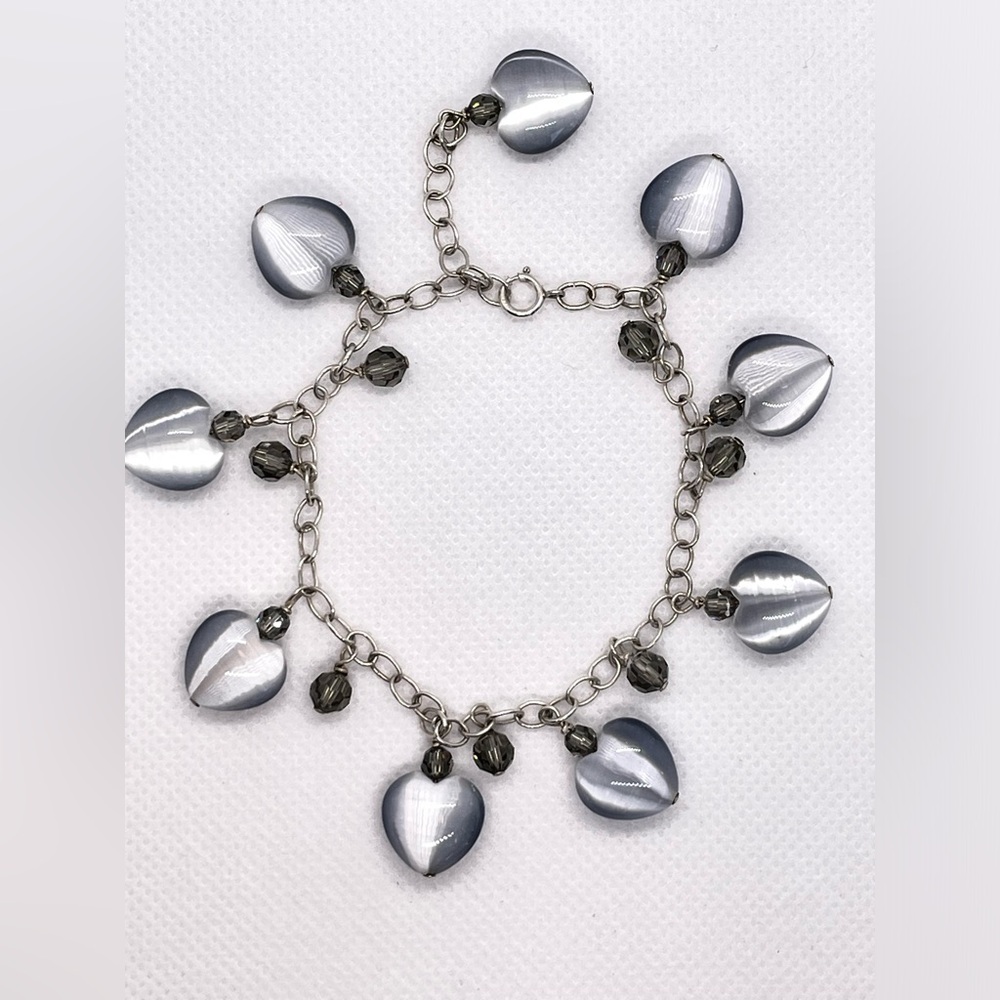 Beautiful silver tone shimmery heart charm bracelet w jewel beads. Extends 8.5”!
